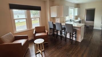 Een televisie en een open haard