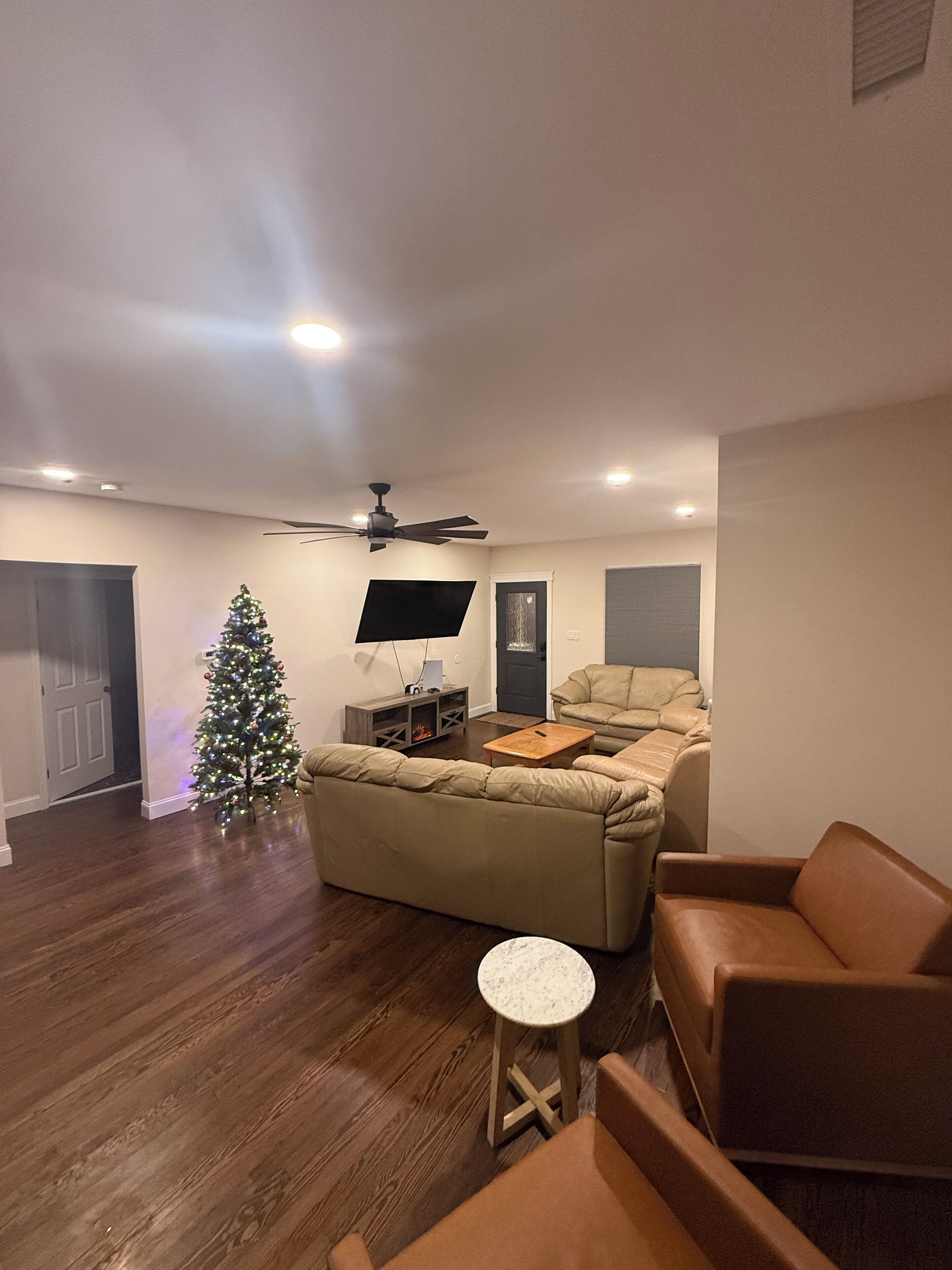 Een televisie en een open haard