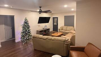 Een televisie en een open haard