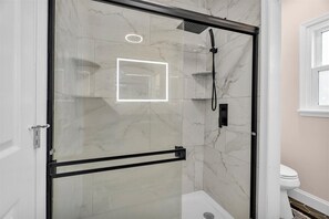 Douche, serviettes fournies, savon, shampooing