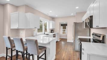 Mikrobølgeovn, ovn, kogeplade, opvaskemaskine