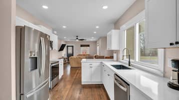 Microonde, forno, piano cottura, lavastoviglie