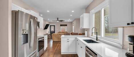 Micro-ondes, four, plaque de cuisson, lave-vaisselle