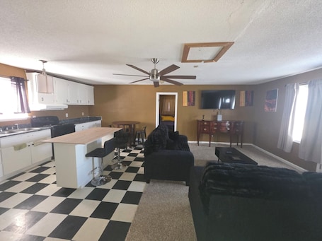 Smart TV. 2-bedroom house in fabulous Grovetown with cool AC breeze,and heat.Cozy cottage