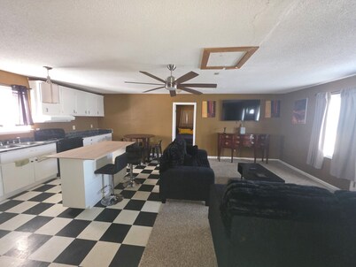 2-bedroom house in fabulous Grovetown with cool AC breeze,and  heat.Cozy cottage