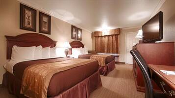 Escritorio, espacio para trabajar con laptop y cortinas blackout