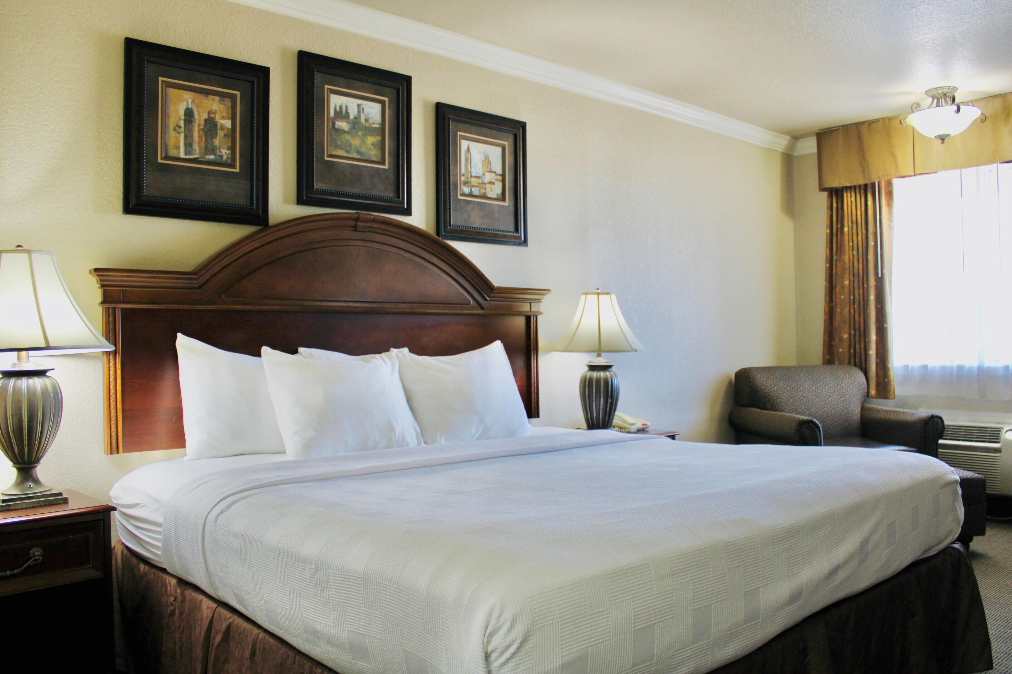 Schreibtisch, laptopgeeigneter Arbeitsplatz, Verdunkelungsvorhänge