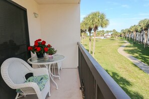 Outdoor dining - Ocean Village Club Condo R22 (St. Augustine)