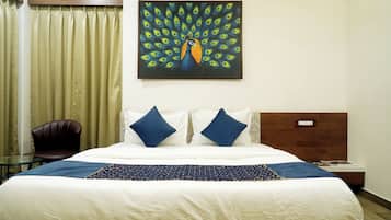 Småhus, balkong, elveutsikt | Safe på rommet, skrivebord og skrivebord for bærbar PC