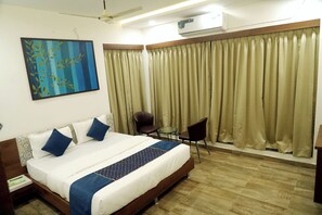 Cottage, balcon, vue fleuve | Coffres-forts dans les chambres, bureau