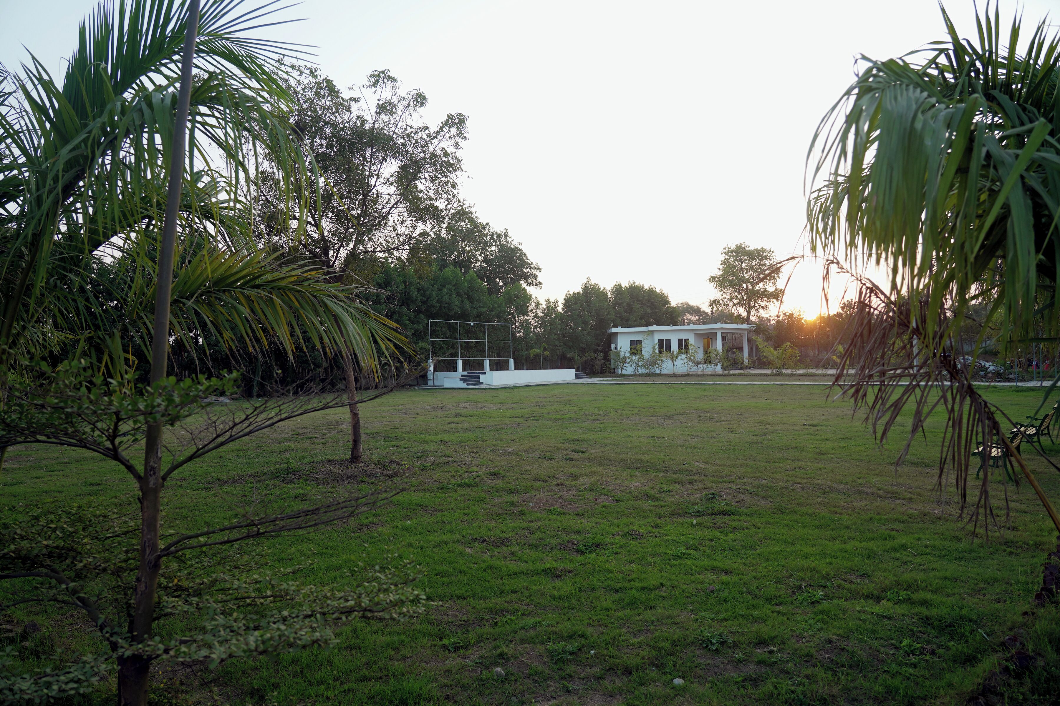 المنطقة المحيطة بالمنشأة