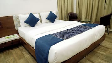 コテージ バルコニー ガーデンビュー | セーフティボックス (室内)、デスク、ノートパソコン用作業スペース、アイロン / アイロン台