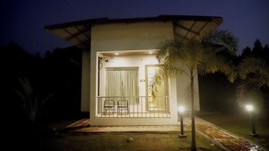 A small, single-story building with a balcony, a door, and a window. - Sonchafa Resort Pauni (Pawni)
