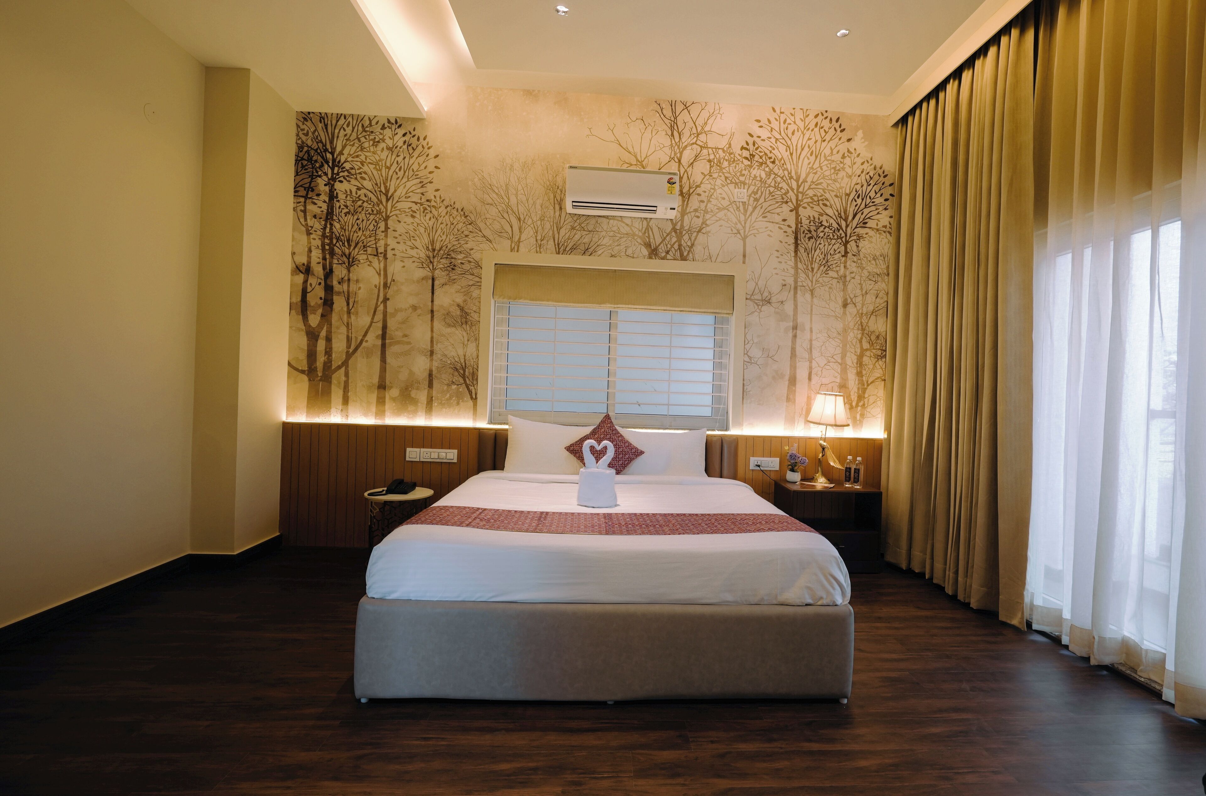 Suite – president, balkong, byutsikt | Skrivebord, skrivebord for bærbar PC og strykejern/-brett