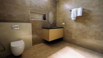 Suite – president, balkong, byutsikt | Bad | Dusj, toalettartikler (inkludert), hårføner og håndklær