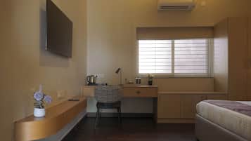 Skrivebord, skrivebord for bærbar PC og strykejern/-brett