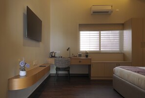 Desk, laptop workspace, iron/ironing board, free WiFi - The One Jubilee (Hyderabad)