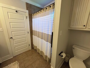 Hair dryer, towels, soap, toilet paper - Spacious 3-bedroom house in charming Bay St. Louis with WiFi, AC (Bay St. Louis)