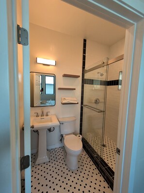 Hårføner, håndklær, såpe og toalettpapir