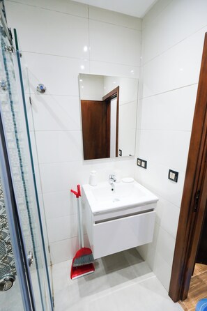 Haartrockner, Handtücher, Seife, Shampoo