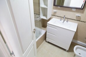 Hair dryer, bidet, towels, soap - 7th floor with sea view - Bright apartment for 2 (Puerto Madryn)