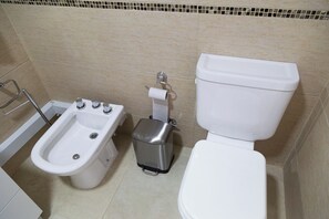 Hair dryer, bidet, towels, soap - 7th floor with sea view - Bright apartment for 2 (Puerto Madryn)