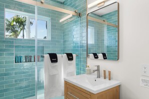 Hair dryer, towels, soap, shampoo - Pacific Tides 5 - Modern Studio in the Heart of Pacific Beach w/ AC and Parking (San Diego)