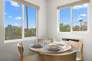 Dining - Pacific Tides 5 - Modern Studio in the Heart of Pacific Beach w/ AC and Parking (San Diego)