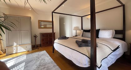 Sanctuary in the Surrey Hills, Secluded Woodland Cottage, Walking Cycling Nature