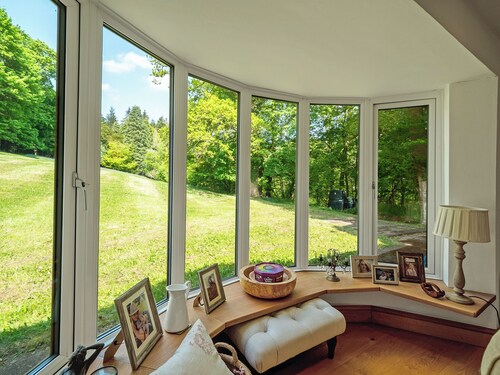 A Sanctuary in the Surrey Hills, surrounded by Serene Private Woods & Parkland