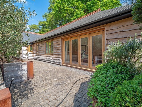 Sanctuary in the Surrey Hills, Secluded Woodland Cottage, Walking Cycling Nature