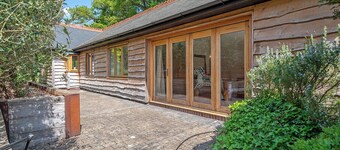 Sanctuary in the Surrey Hills, Secluded Woodland Cottage, Walking Cycling Nature