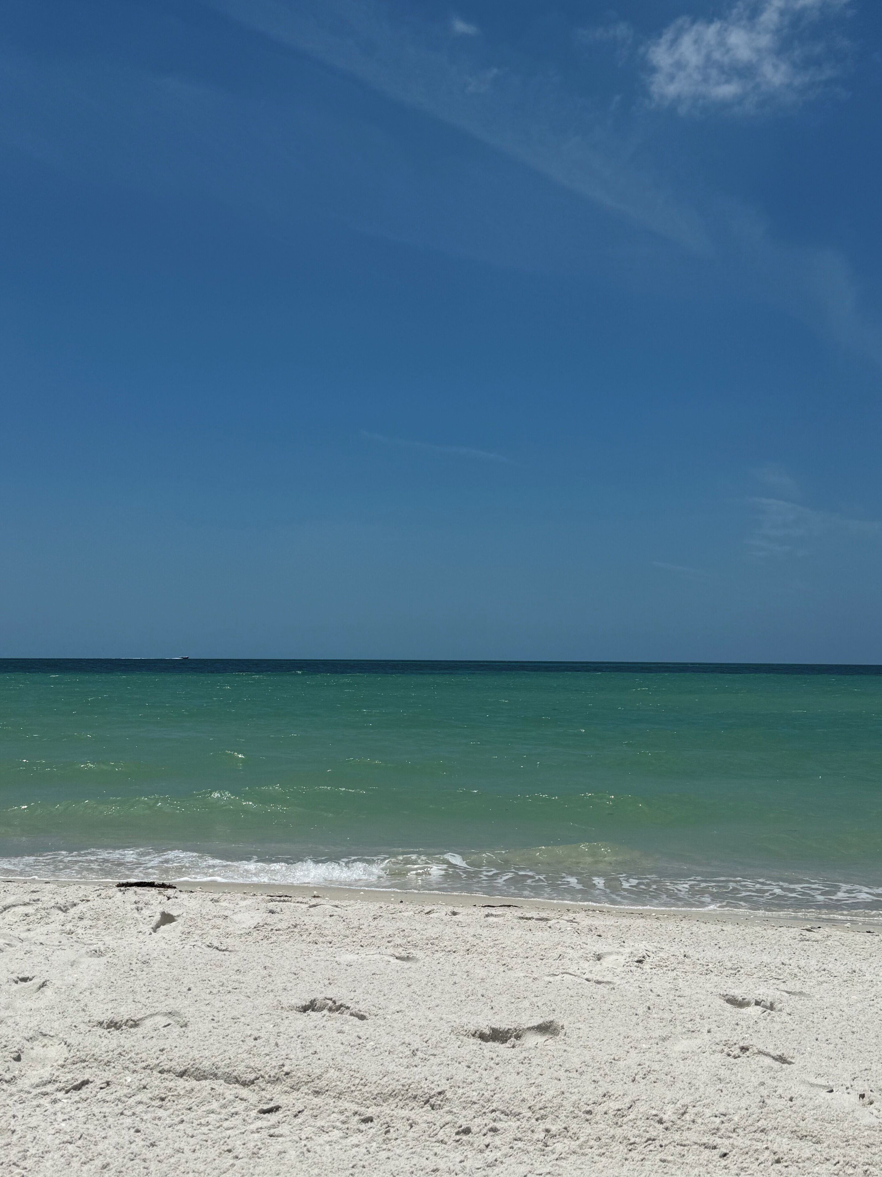 Una playa con agua turquesa cristalina y una orilla arenosa.
