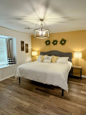 3 多间卧室、办公桌、熨斗/熨衣板、旅行婴儿床