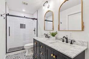 Regadera, secadora de cabello, toallas, jabón 