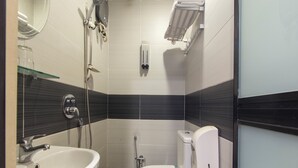 A modern bathroom with a sink, toilet, and shower. - Hotel 916 (Batu Caves)