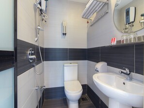 A modern bathroom with a toilet, bidet, and sink. - Hotel 916 (Batu Caves)