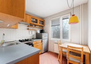 Fridge, oven, stovetop, coffee/tea maker - Nowa Huta Charming Details Apartment (Kraków)