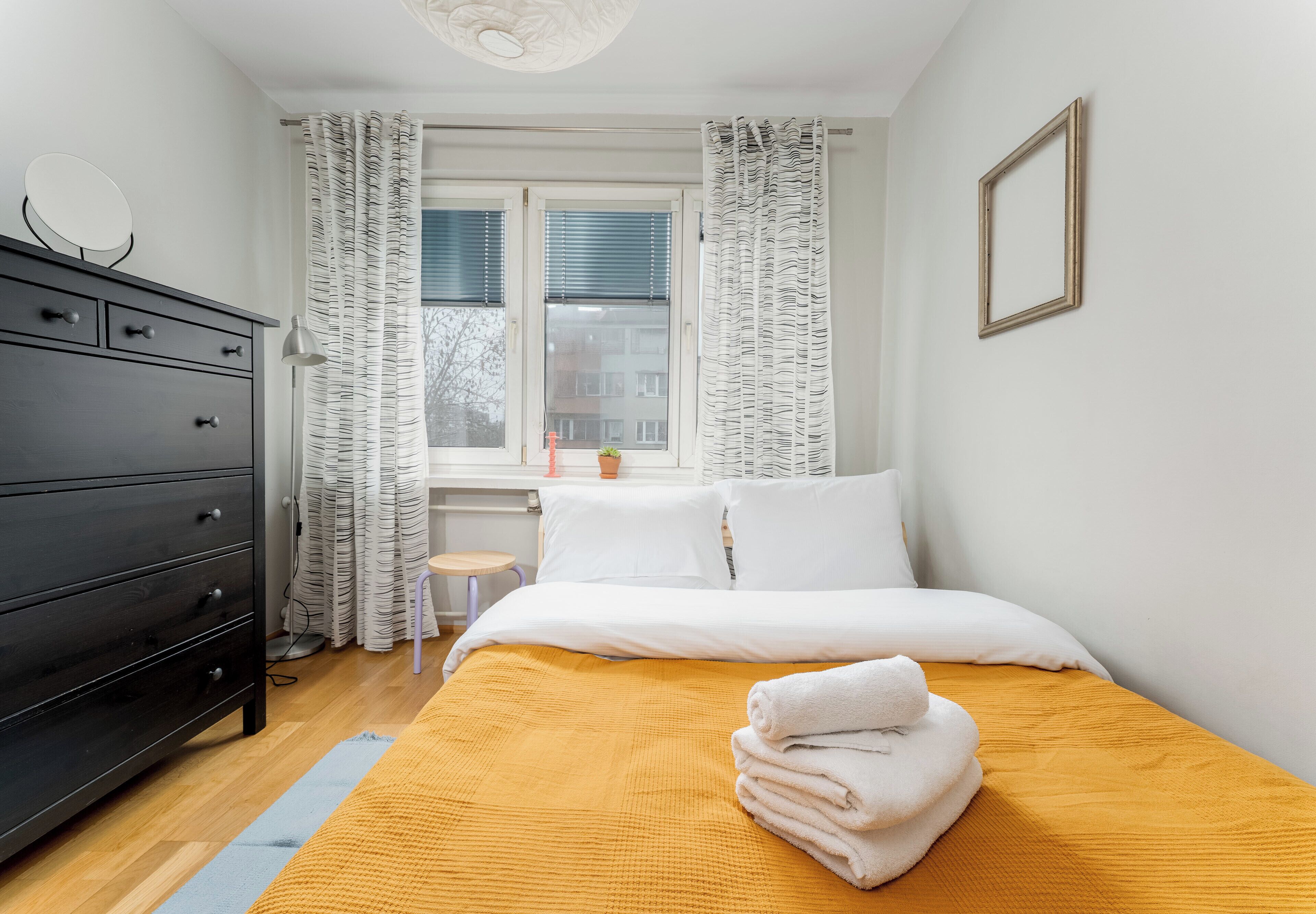 Iron/ironing board, WiFi, bed sheets