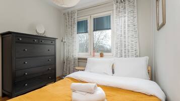 Tabla de planchar con plancha, wifi y ropa de cama