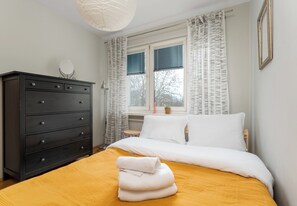 Tabla de planchar con plancha, wifi y ropa de cama 