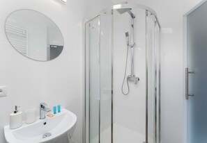 Regadera, secadora de cabello, toallas 