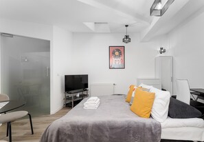 Tabla de planchar con plancha, wifi y ropa de cama 