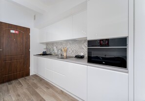 Refrigerador, horno, parrilla de estufa y lavavajillas 