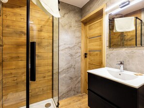 Douche, sèche-cheveux, serviettes fournies