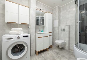 Een douche, een haardroger, handdoeken