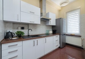 Réfrigérateur, plaque de cuisson, cafetière/bouilloire, grille-pain