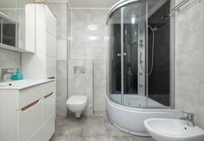 Douche, sèche-cheveux, serviettes fournies