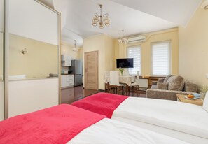 Een strijkplank/strijkijzer, wifi, beddengoed