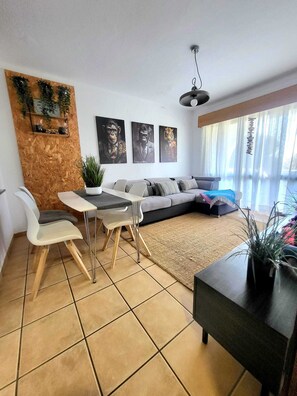 TV, books - CHABELLA! Charm Beach Lofts Apartments - Garden & Sea View - CARVOEIRO - ALGARVE (Carvoeiro)